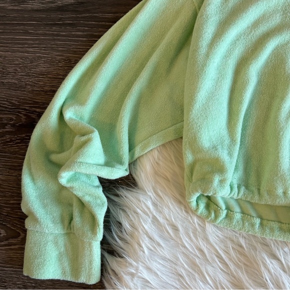 Crop Green Athletic Top - Picture 3 of 4